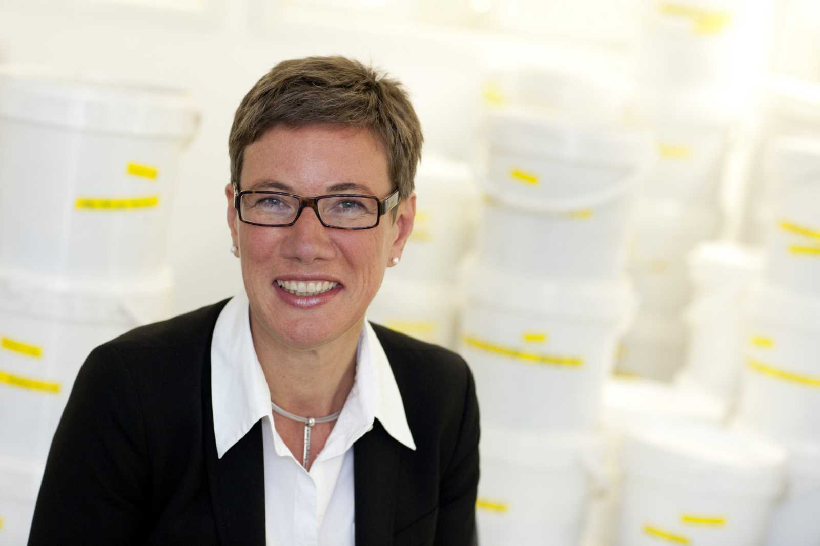 Prof. Dr.-Ing. Sabine Flamme ist Expertin für Ressourcen und Stoffstrommanagement – und findet, dass wir auf umweltfreundliches Geschenkpapier nicht verzichten müssen, wenn wir es richtig entsorgen. (Foto: FH Münster/Wilfried Gerharz)