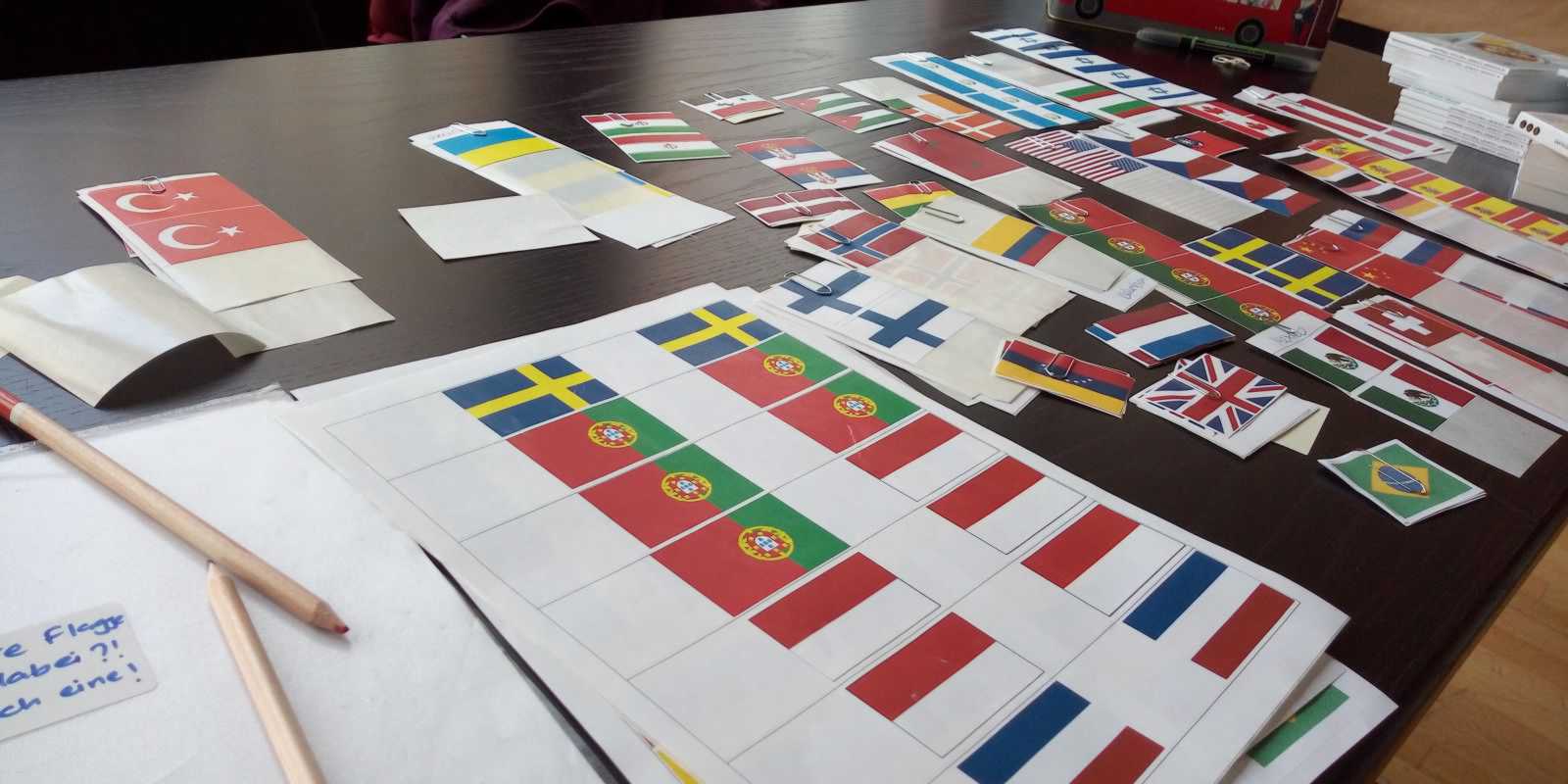 Alle Teilnehmer trugen einen Sticker mit der Fahne ihrer Heimat. (Foto: FH Münster/Lucie Bertrand)