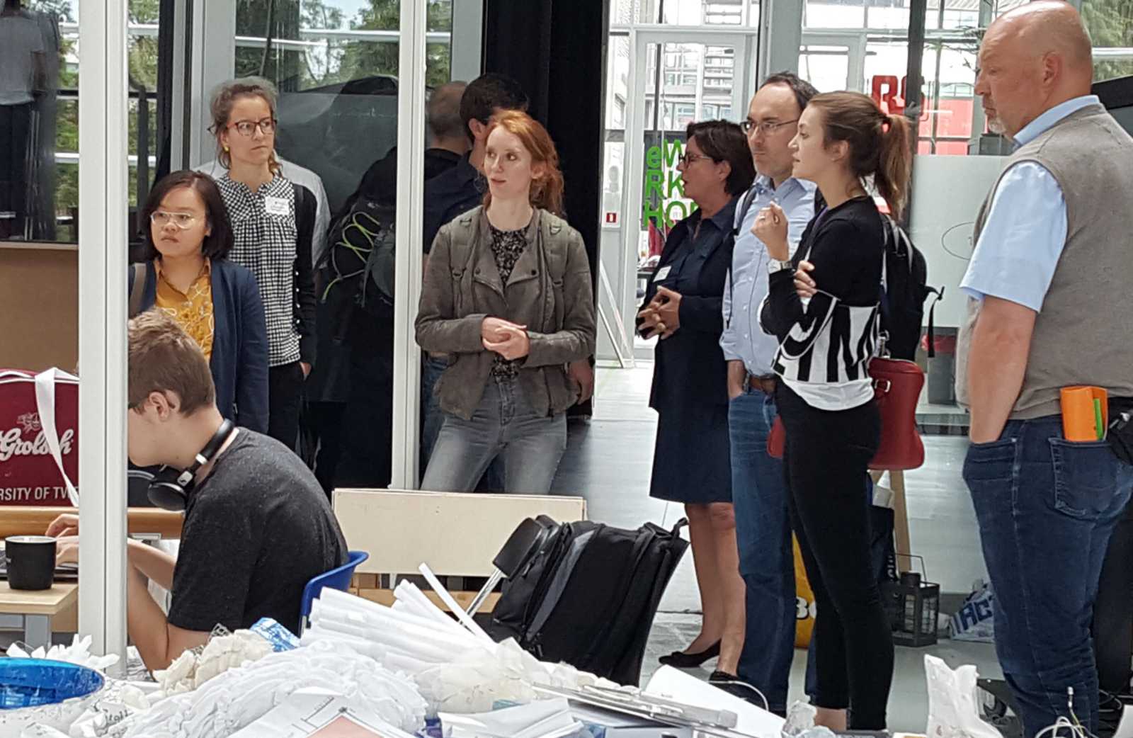 Die Delegation der FH Münster besichtigt studentische Arbeitsräume an der Universität Twente. (Foto: FH Münster/Annika Boentert)