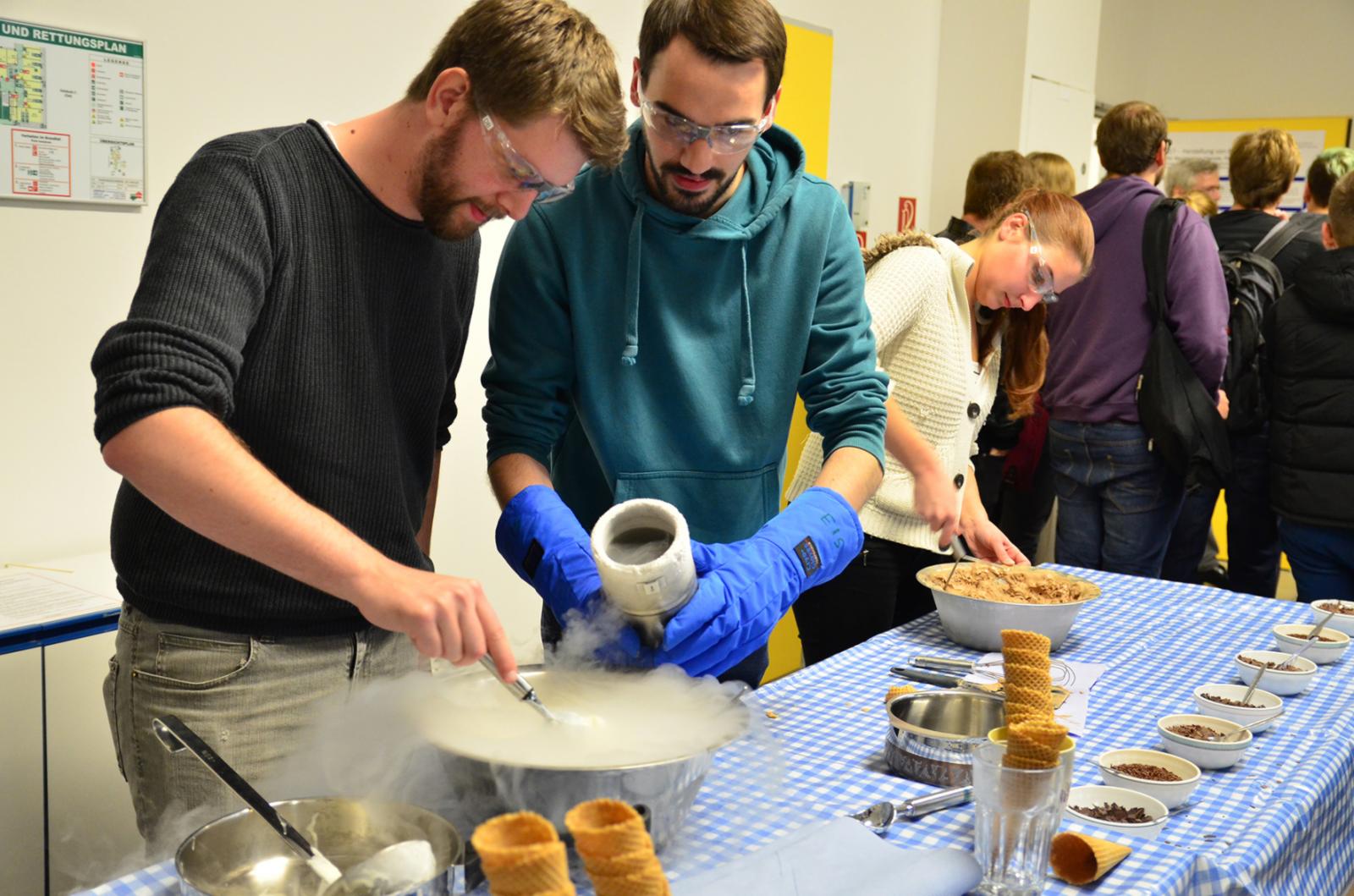 Studierende vom Fachbereich Chemieingenieurwesen machen Eis mit flüssigem Stickstoff. (Foto: FH Münster/Theresa Gerks)