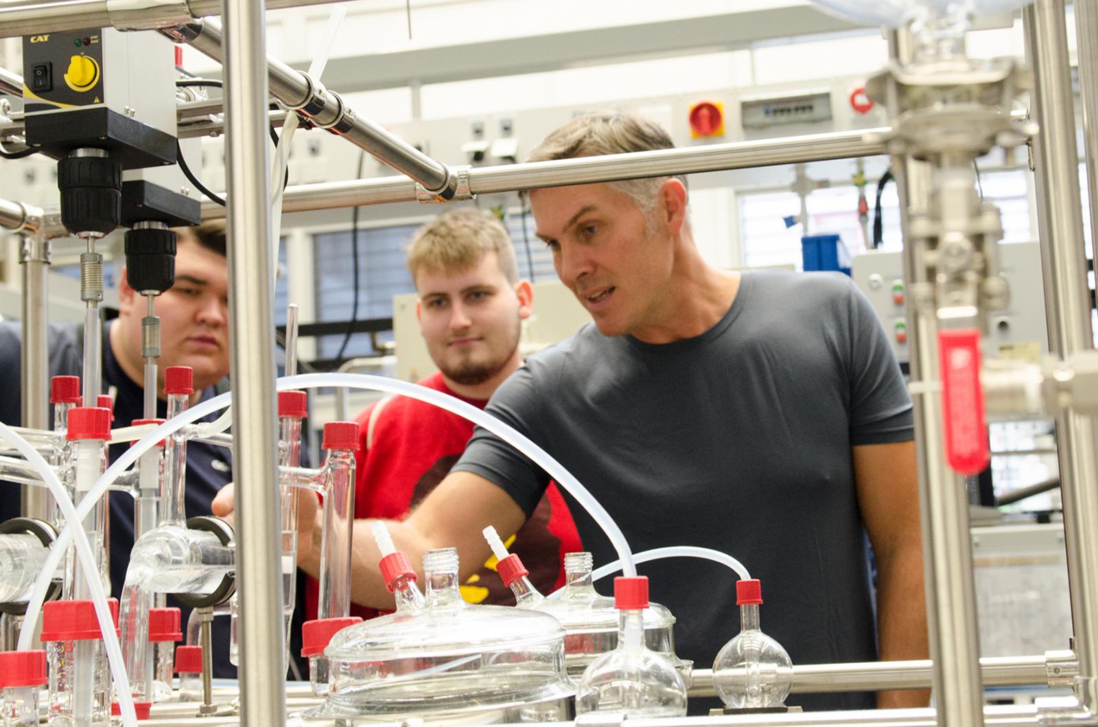Mit welchen Apparaturen man in der chemischen Verfahrenstechnik arbeitet, erfuhren die Schüler beim FIT aus erster Hand. (Foto: FH Münster/Theresa Gerks)