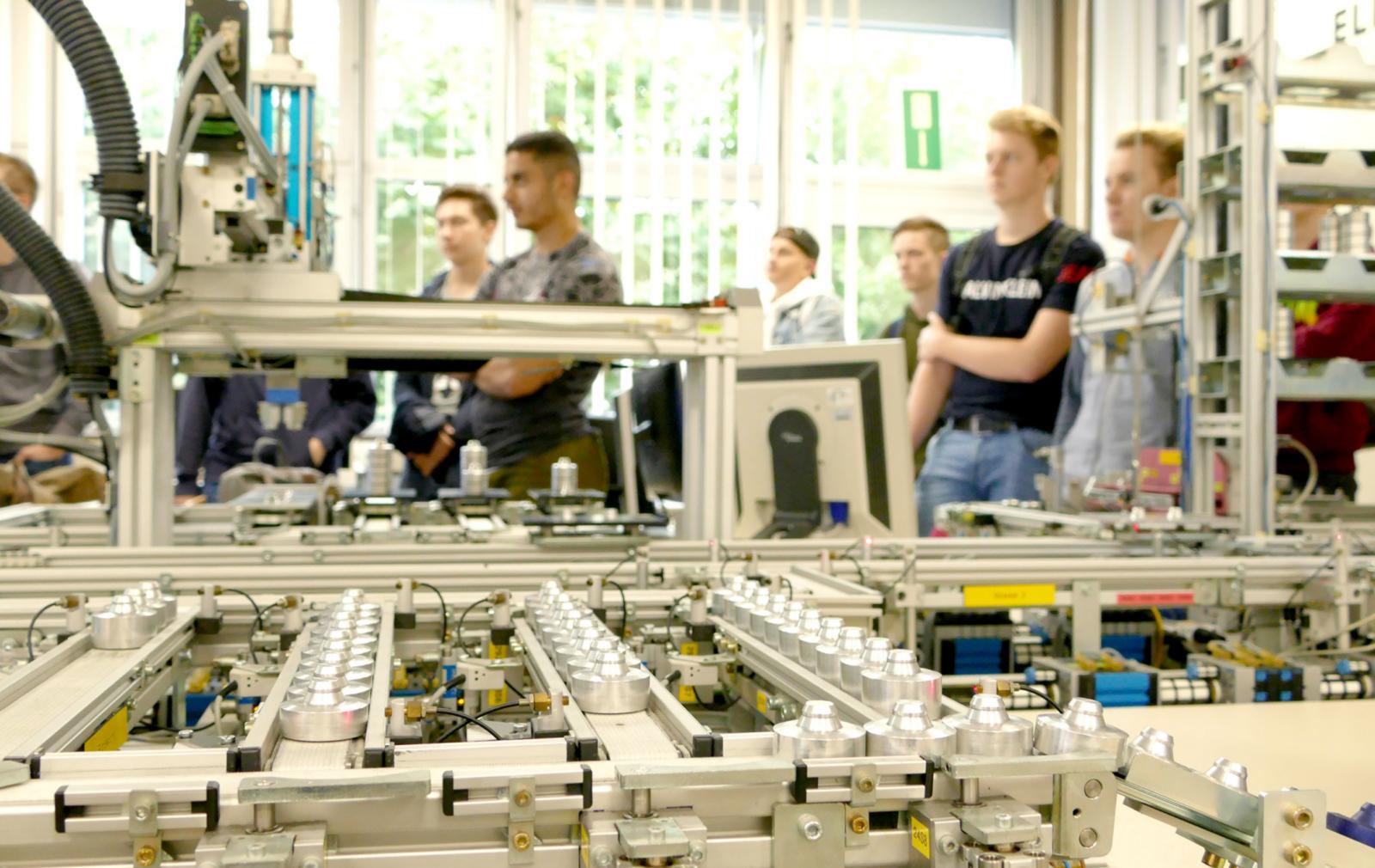 Welche Abläufe gibt es eigentlich in einer Modellfabrik? Antworten lieferte das Labor für Steuerungstechnik beim FIT an der FH Münster. (Foto: FH Münster/Jana Schiller)