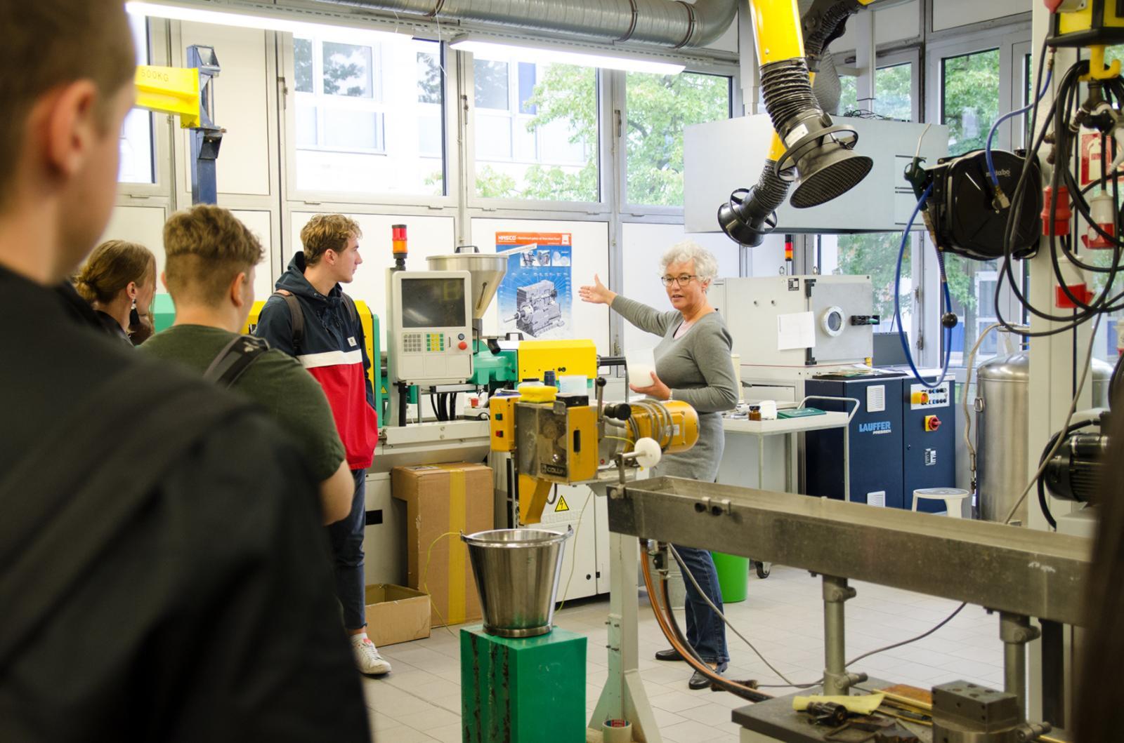 Wie Kunststoffe verarbeitet werden, erklärte Jutta Wiemeler im Labor für Kunststofftechnologie und makromolekulare Chemie. (Foto: FH Münster/Theresa Gerks)