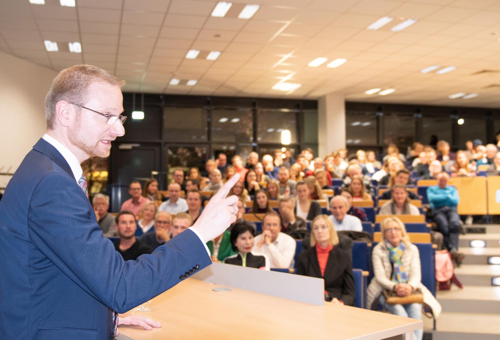 Bis auf den letzten Platz besetzt war der FHZ-Hörsaal beim Vortrag von VWL-Professor Dr. Manuel Rupprecht. (Foto: FH Münster/Katharina Kipp) 