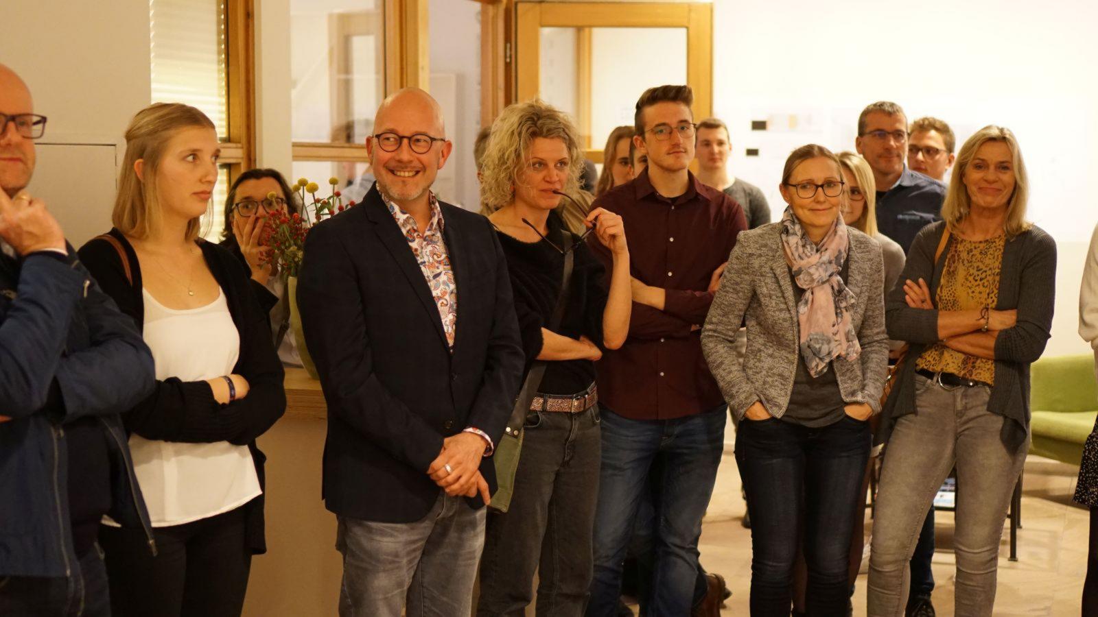 Klaus Heithoff (4. v. l.), der das Entwurfsseminar geleitet hatte, und die Gäste der Ausstellungseröffnung folgten den Ausführungen der Architekturstudierenden mit großem Interesse. (Foto: FH Münster/René Schmitz)