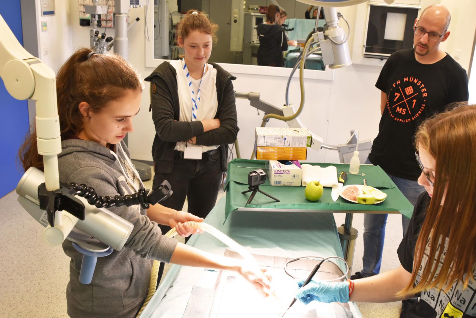 Im Simulations-OP des Fachbereich Physikingenieurwesen übten die Schülerinnen das Operieren an der offenen Hähnchenbrust. (FH Münster/Rena Ronge)