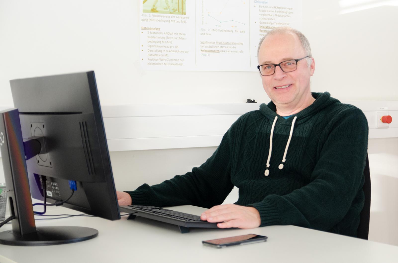 Prof. Dr. Klaus Peikenkamp lehrt und forscht bei uns unter anderem in den Bereichen Biomechanik und Messtechnik in der Orthopädie. (Foto: FH Münster/Theresa Gerks)
