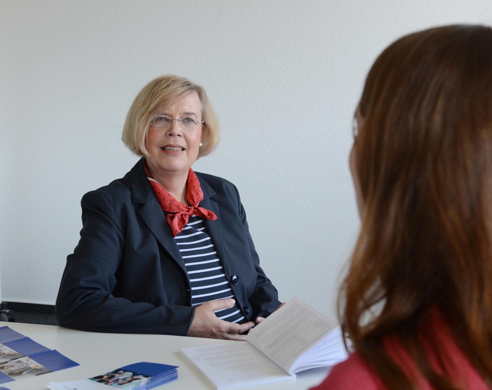 Anne Werner vom FH Schulnetzwerk beantwortet Fragen rund um das Studium. (Foto: FH Münster/Pressestelle)