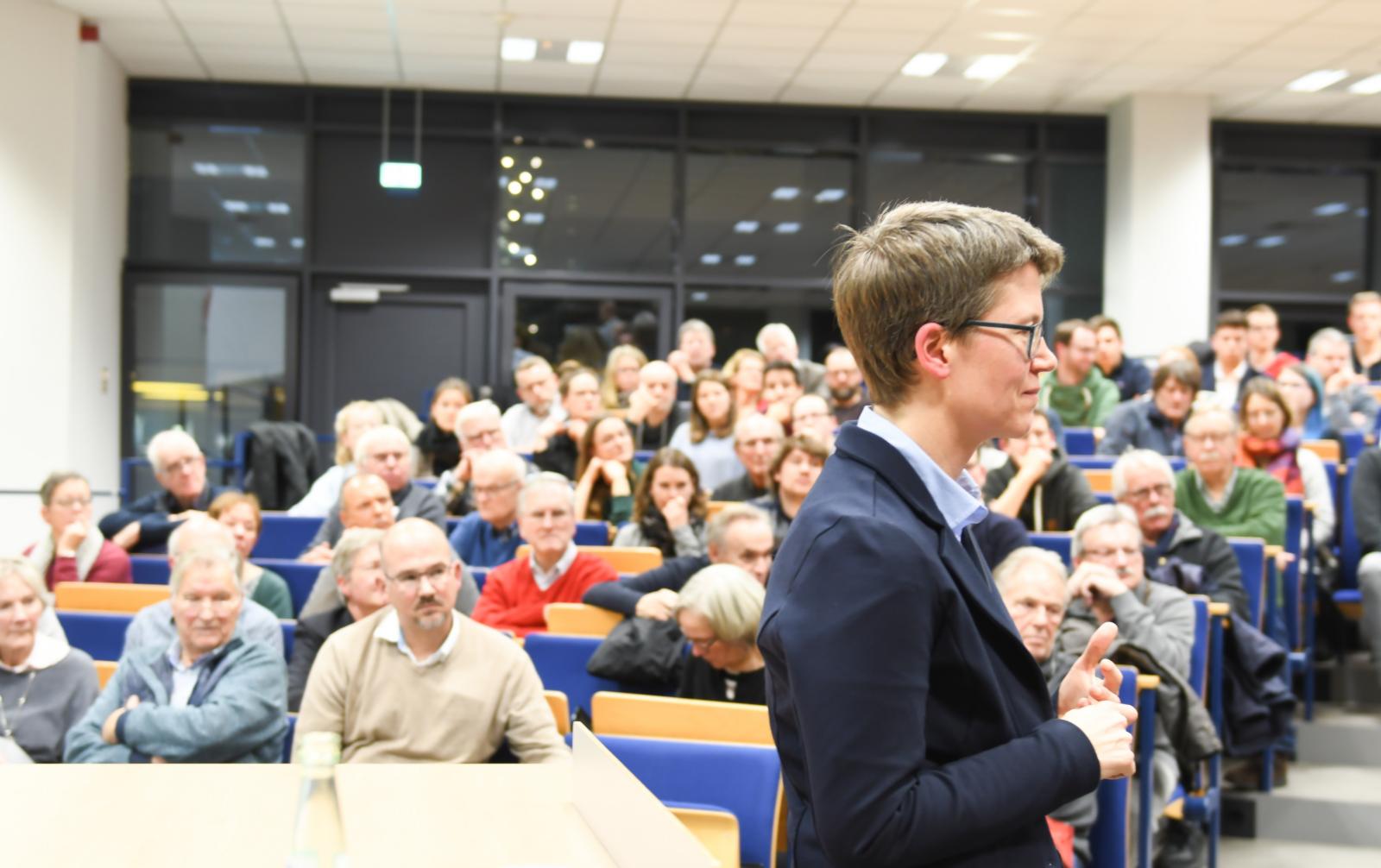Prof. Dr. Nina Michaelis lehrt VWL am Fachbereich Wirtschaft der FH Münster, der Münster School of Business (MSB). (Foto: FH Münster/Katharina Kipp) 