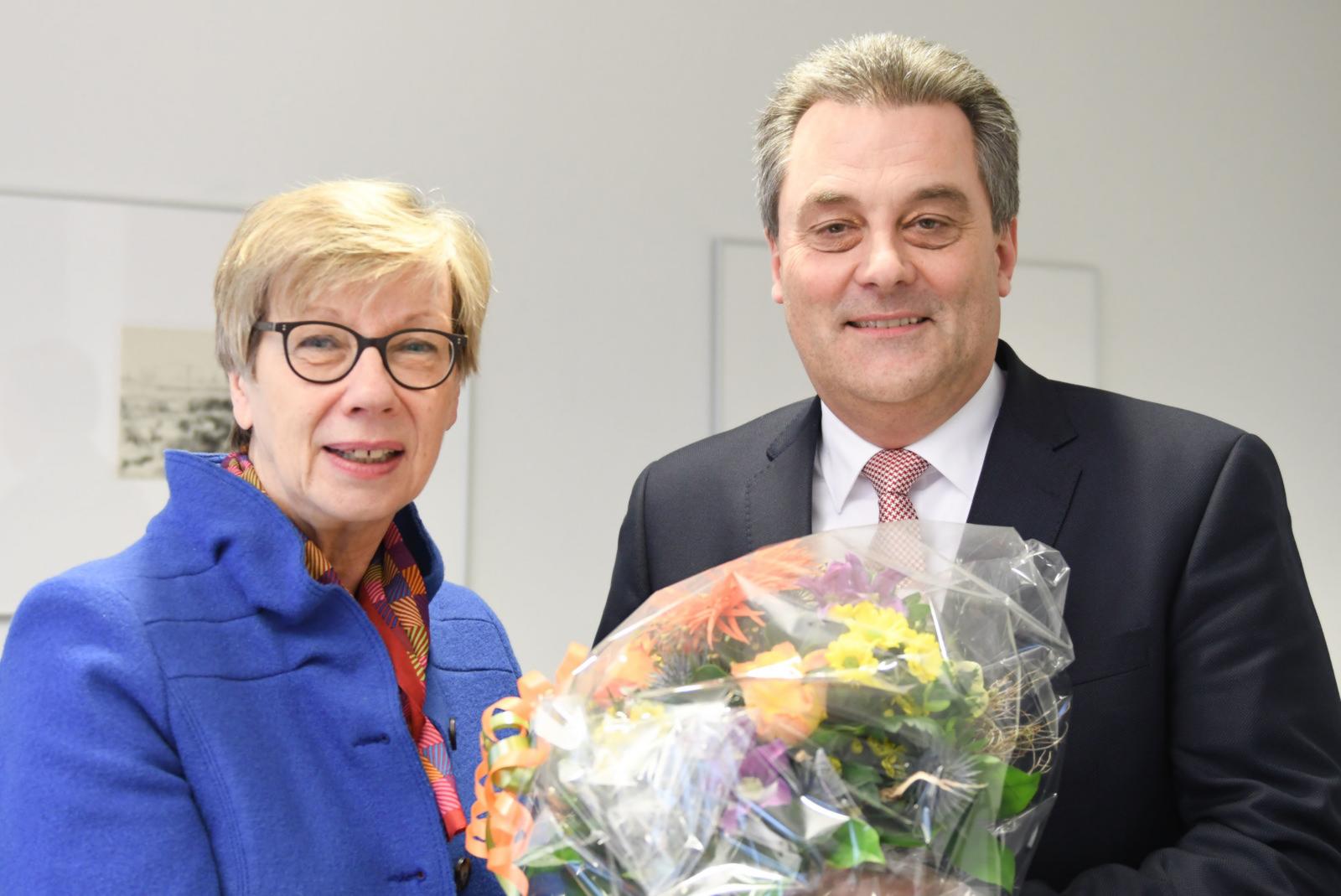 FH-Präsidentin Prof. Dr. Ute von Lojewski gratulierte Prof. Dr. Wieland Appelfeller zum Dienstjubiläum. (Foto: FH Münster/Katharina Kipp) 
