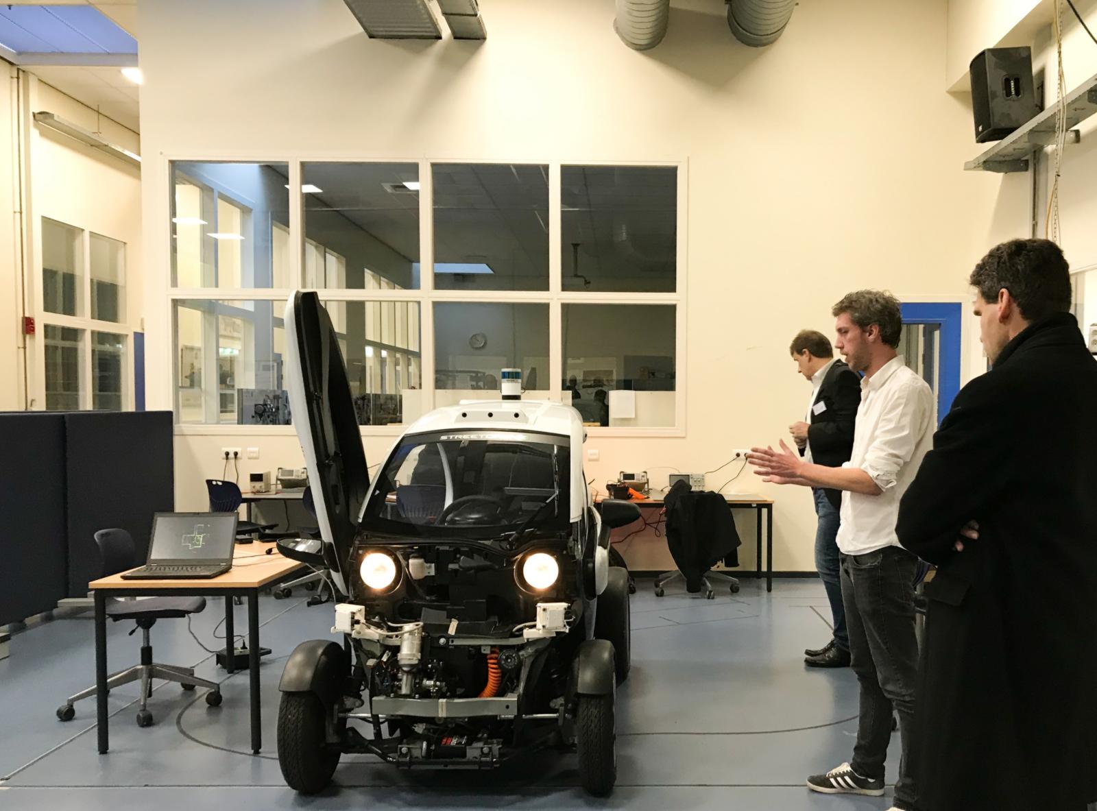 Ebenfalls auf dem Programm stand ein Besuch des Labors der „School of Engineering and Automotive“. (Foto: Evelyn Stocker) 