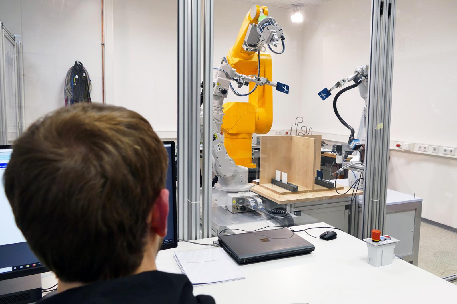 Diese Runde endet unentschieden – im Labor für Regelungstechnik und Robotik treten Roboter im Spiel „Schere-Stein-Papier“ gegeneinander an.  (Foto: FH Münster/Jana Schiller) 