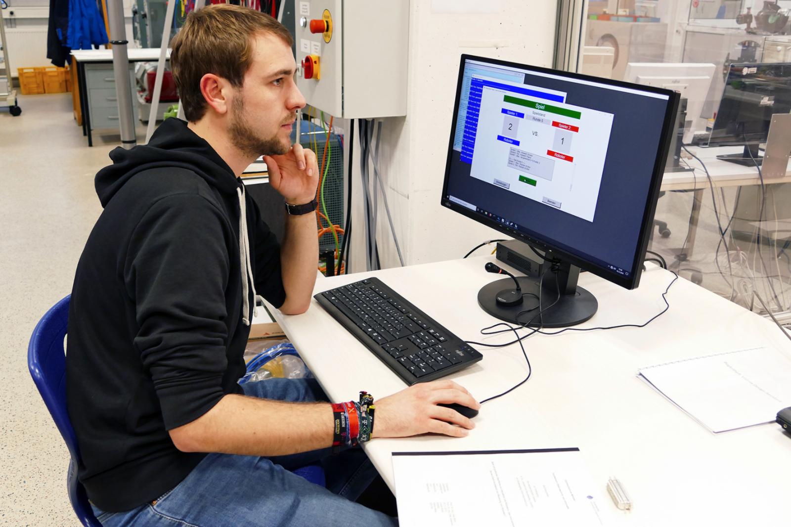 Lukas Brink testet die grafische Oberfläche zum Spiel, die er gemeinsam mit seinem Kommilitonen Heiko Meier entwickelt hat. (Foto: FH Münster/Jana Schiller) 