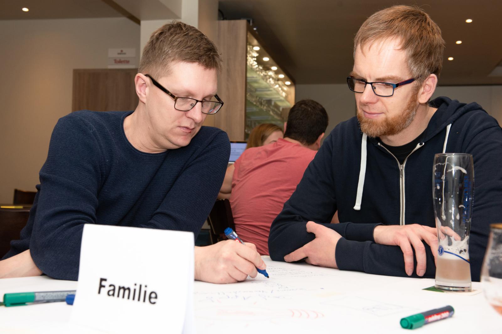 Ihre Ideen schrieben die Teilnehmer direkt auf die Tischdecke. (Foto: FH Münster/Katrin Uude)  