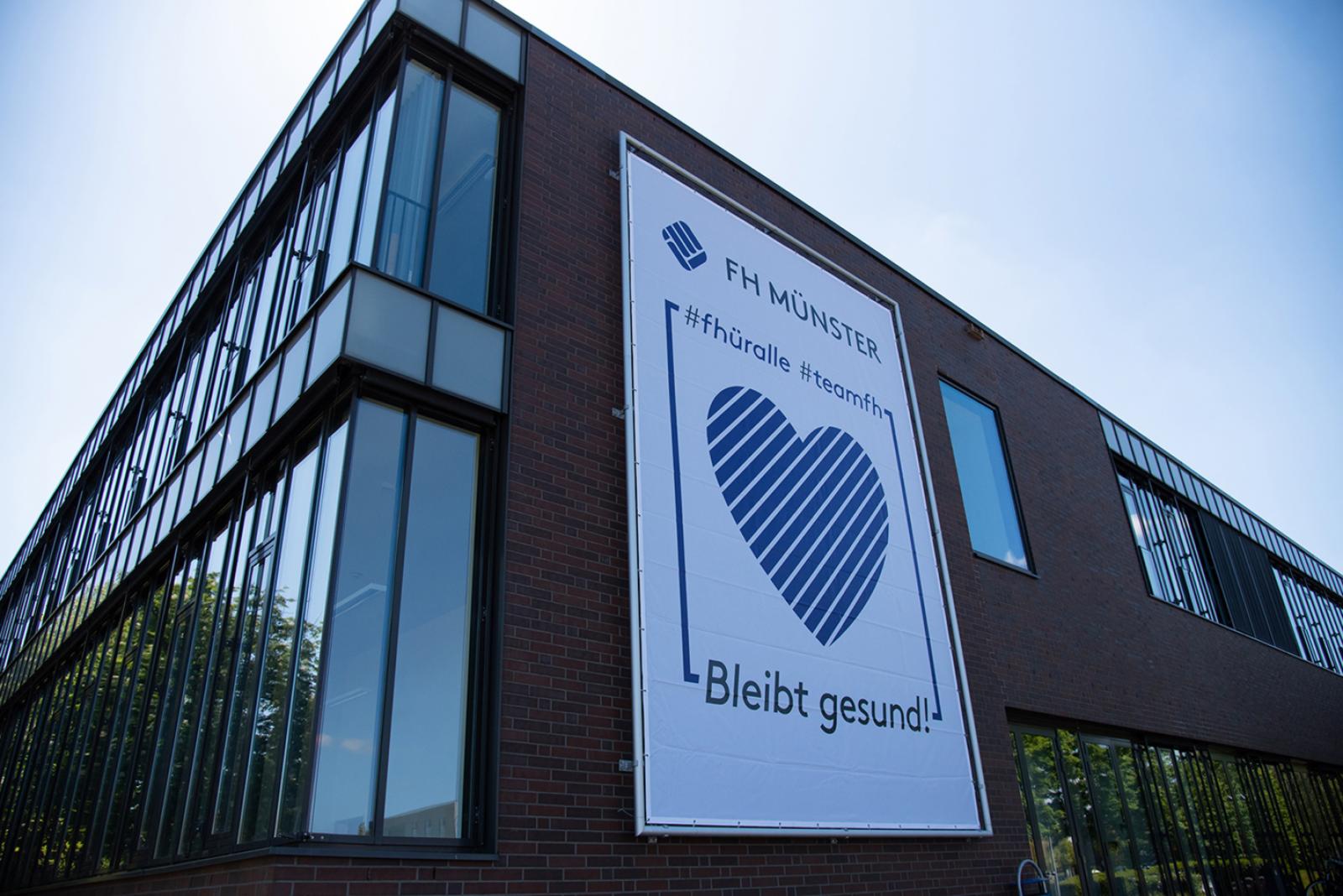 Das andere Banner wurde an einem Gebäude auf dem Leonardo-Campus angebracht, dem Sitz des Fachbereichs Design der FH Münster. (Foto: FH Münster/Katharina Kipp)