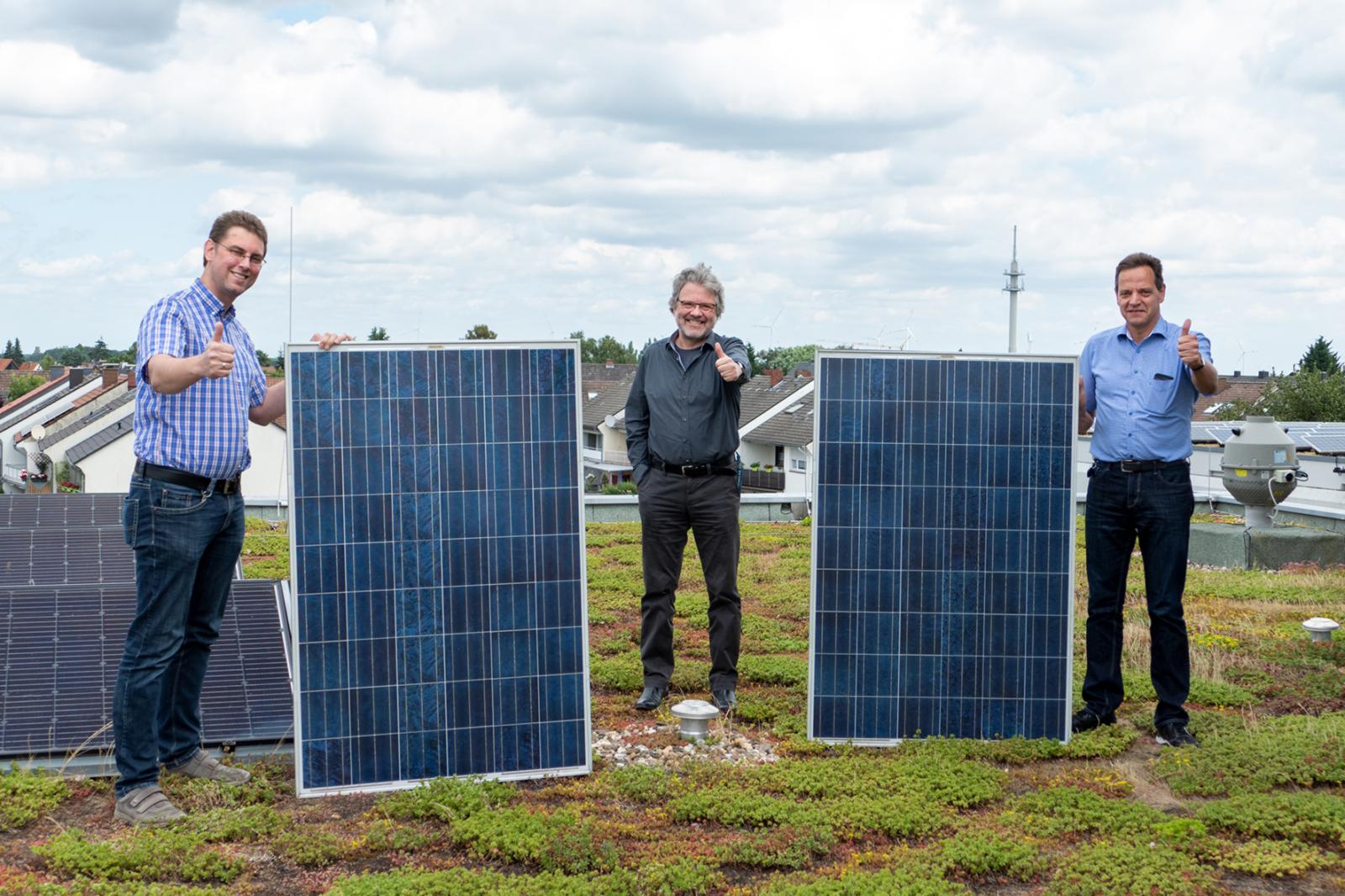 Daumen hoch (v.l.): Prof. Dr. Tilman Sanders, Prof. Dr. Reinhart Job und Prof. Dr. Konrad Mertens begrüßen die Abschaffung des Photovoltaik-Deckels. Auf den Hochschulgebäuden auf dem Steinfurter Campus sind schon seit mehreren Jahren zahlreiche Solaranlagen installiert. (Foto: FH Münster/Jana Schiller)