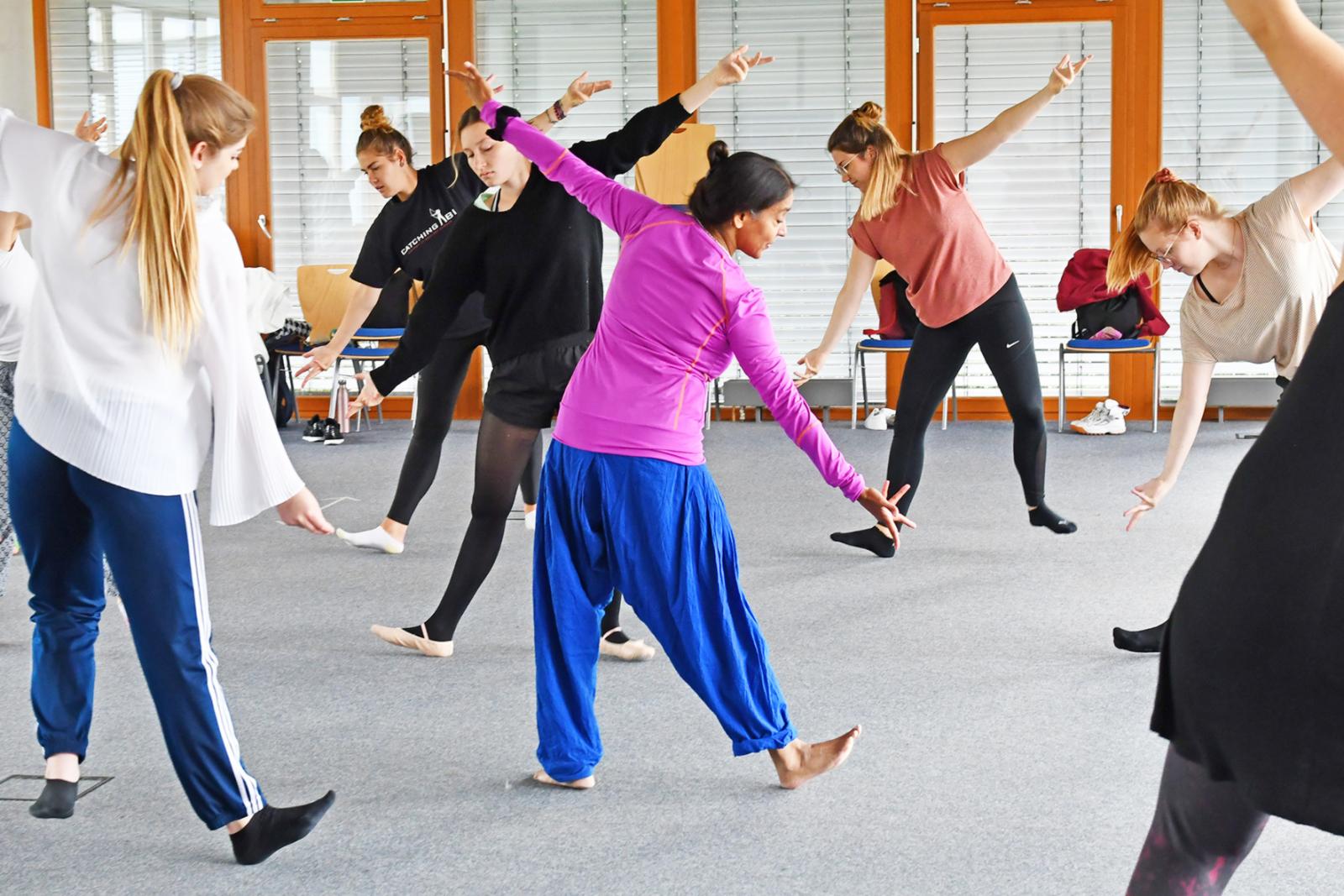 Nach einem theoretischen Input erarbeiten die Studierenden der Summer School gemeinsam eine interkulturelle Tanzchoreografie (Foto: FH Münster/Stefanie Gosejohann) 