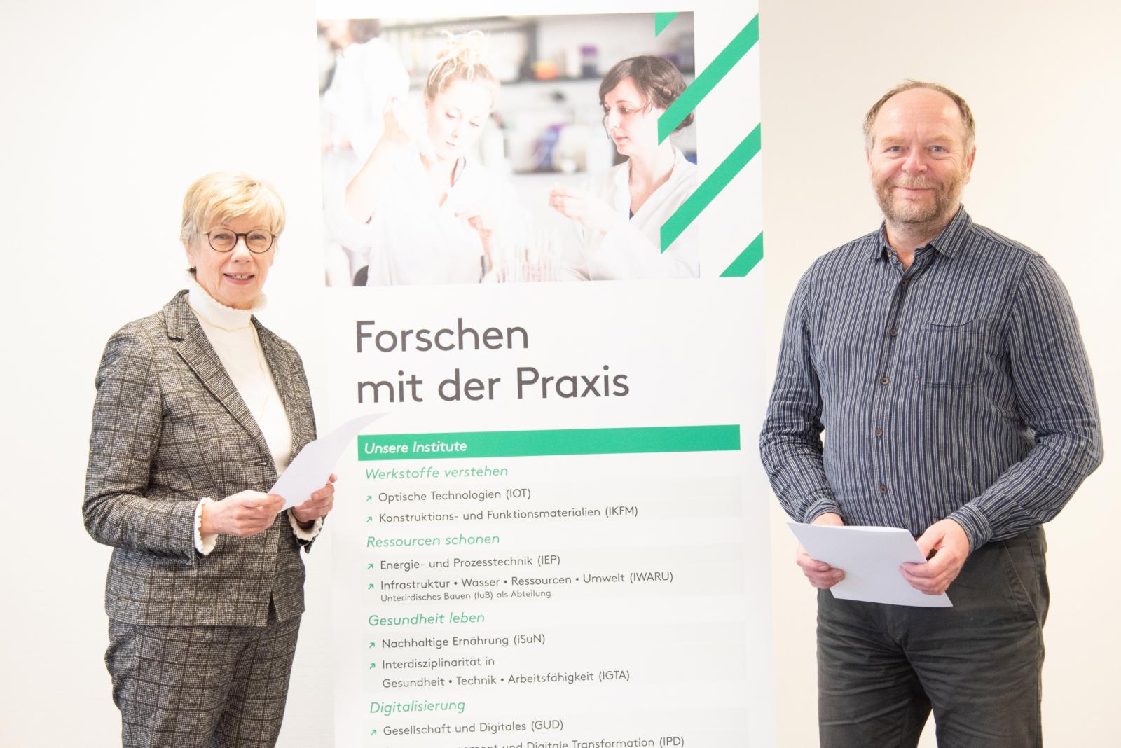 Hochschulpräsidentin Prof. Dr. Ute von Lojewski hat Prof. Dr. Michael Bredol zum 25-jährigen Dienstjubiläum gratuliert. (Foto: FH Münster/Anne Holtkötter) 