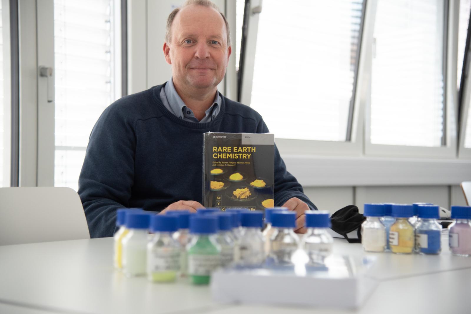 Prof. Dr. Thomas Jüstel ist Mitherausgeber des Buches „Rare Earth Chemistry“. (Foto: FH Münster/Katharina Kipp) 