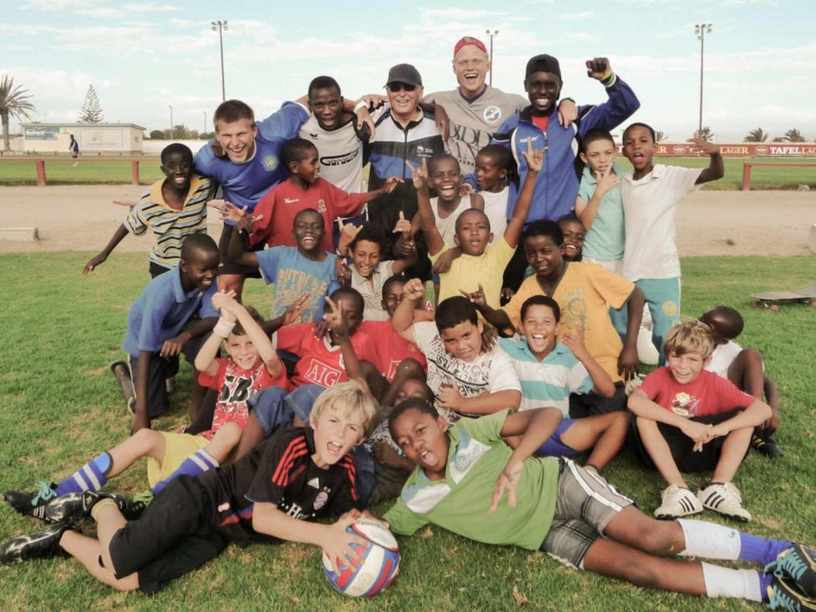 Das nachhaltige Modelabel Fuxbau unterstützt mit seinen Erlösen wohltätige Zwecke. Hier sind Mitglieder des Teams mit Kindern in Namibia zu sehen. (Foto: Fuxbau)