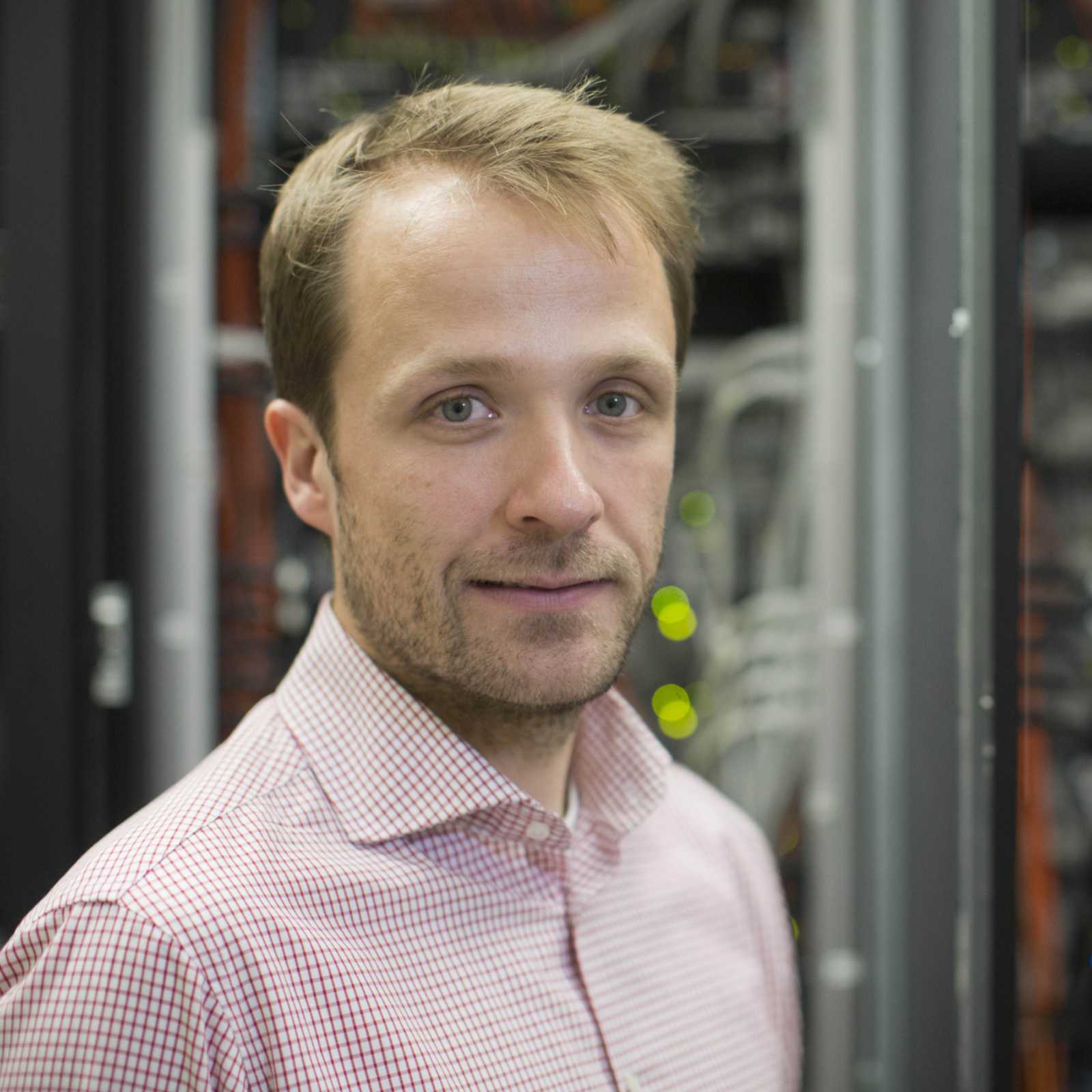 Professor Sebastian Schinzel lehrt an unserem <b>Fachbereich Elektrotechnik</b> und ... - img_news_46_1
