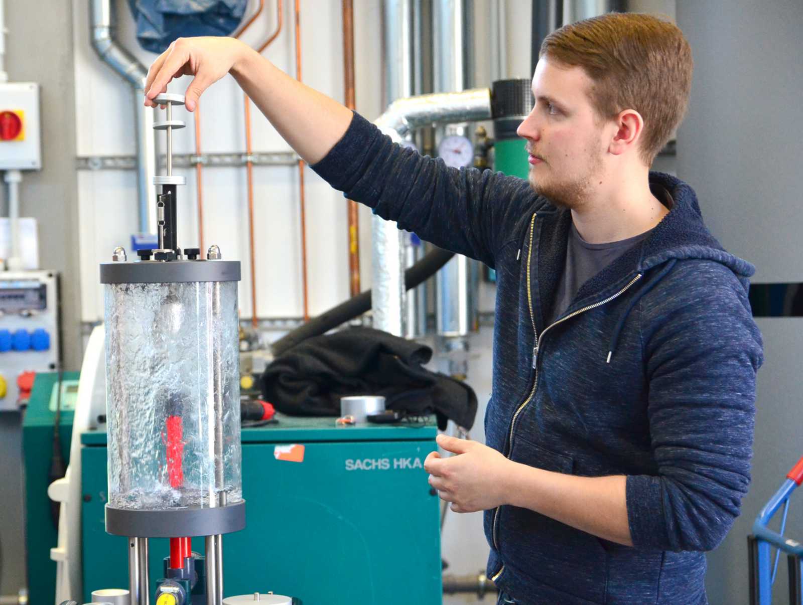 Ein Gefühl für Größen und Kräfte entwickelten die Schnupper-Studierenden im Labor für Strömungstechnik. (Foto: FH Münster/Pressestelle)