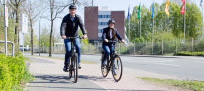 Sie forschen und arbeiten zwar an Autolacken, aber privat sind Nicole und Hendre lieber mit dem Fahrrad unterwegs. (Foto: Theresa Gerks)