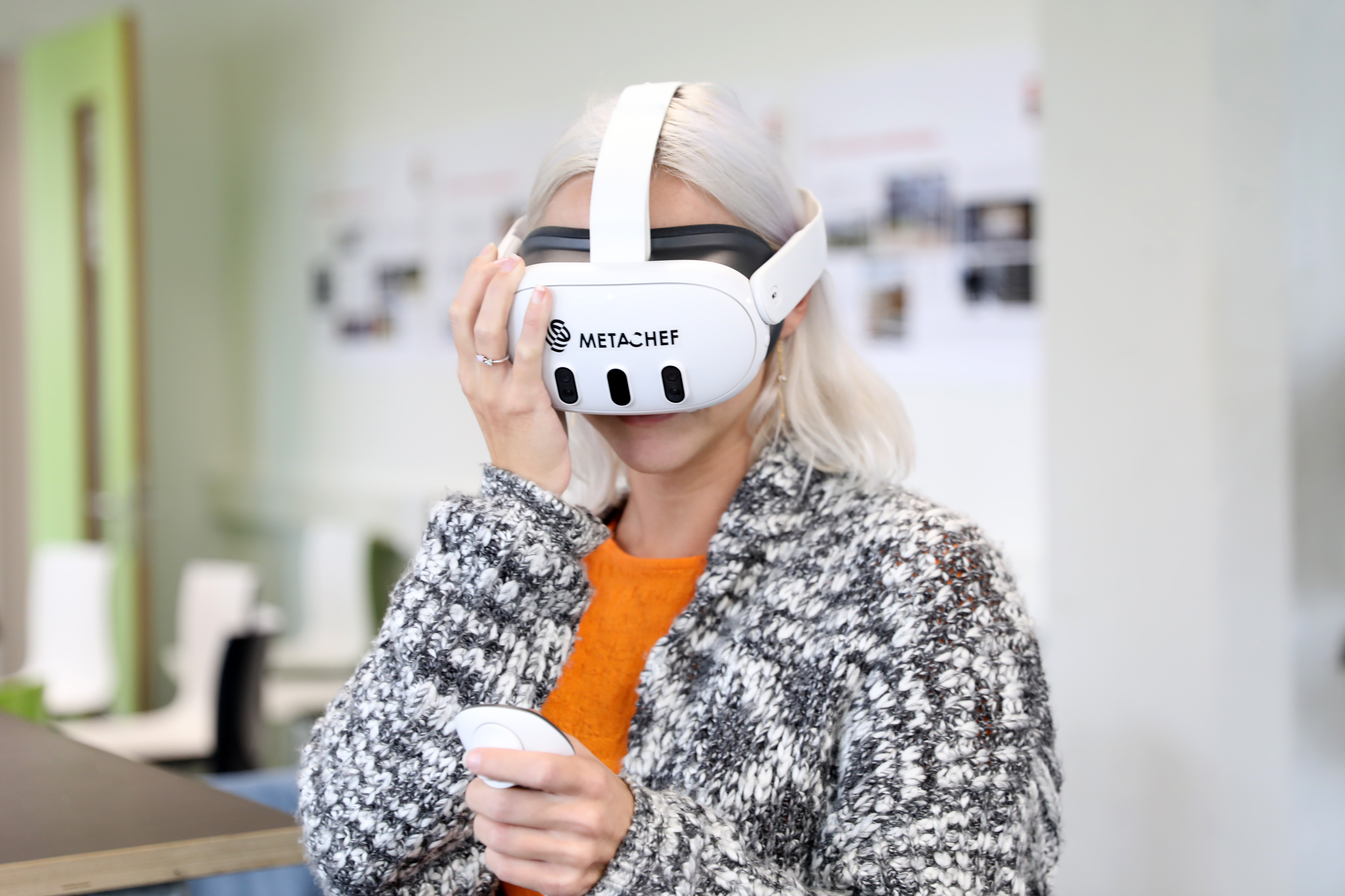 Eine Studentin probiert eine VR-Brille aus. 