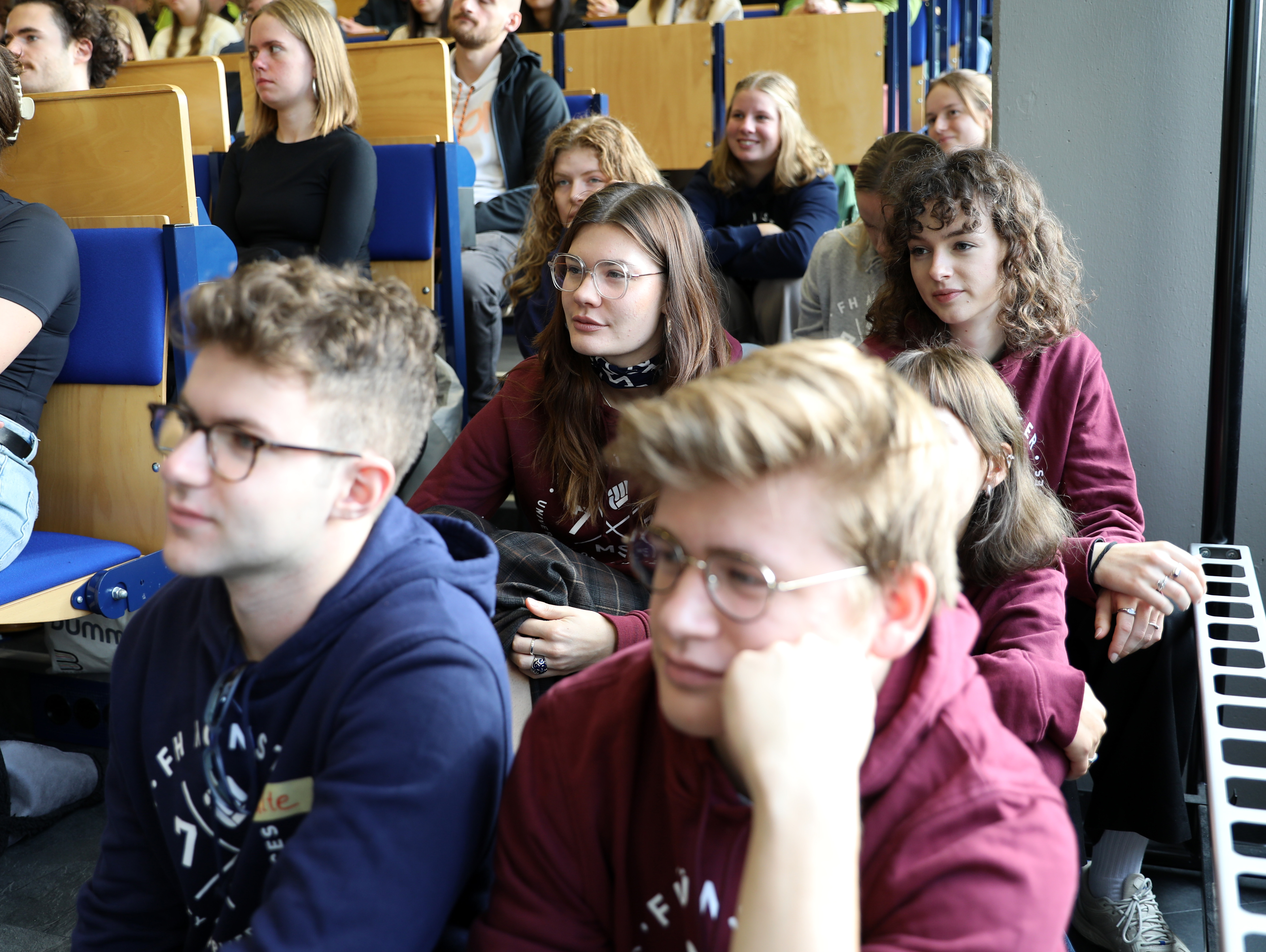 Szene aus dem Studium am Fachbereich Oecotrophologie – Facility Management: Ein Professor erklärt einer Studentin die Studieninhalte.