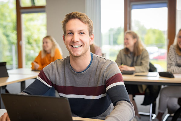 Eine Gruppe Studierende auf dem Campusgelände